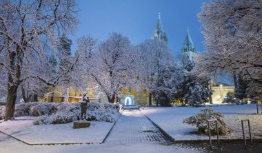 Macaristan, Pecs 'deki katedralin detaylarıyla karlı bir gece.