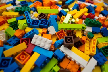 Renkli lego tuğlalarından oluşan dağınık bir yığının yakın çekimi