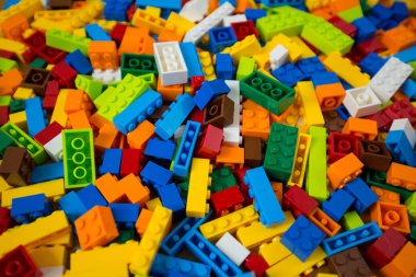 Renkli lego tuğlalarından oluşan dağınık bir yığının yakın çekimi