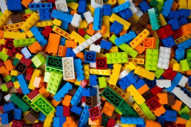 Renkli lego tuğlalarından oluşan dağınık bir yığının yakın çekimi