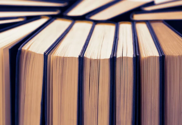 Edebiyat ve bilginin sembolü olan bir yığın kitap.