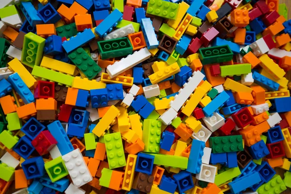 Renkli lego tuğlalarından oluşan dağınık bir yığının yakın çekimi