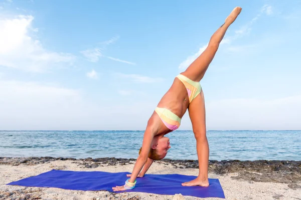 Femme faisant du yoga — Photo