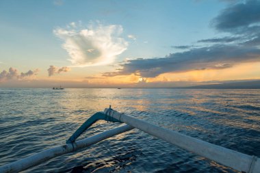 Ove Pasifik Okyanusu yükselen güneş