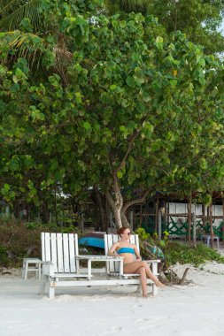 Genç kadın plajda rahatlatır