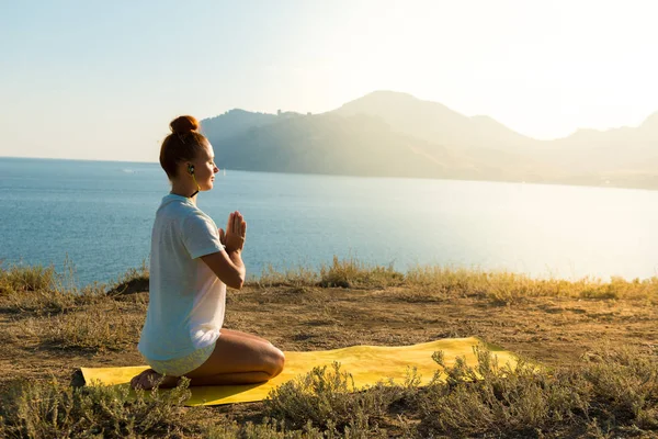 Yoga fille avec écouteurs sans fil — Photo