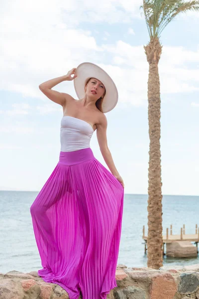 Hermosa mujer con sombrero y falda rosa —  Fotos de Stock