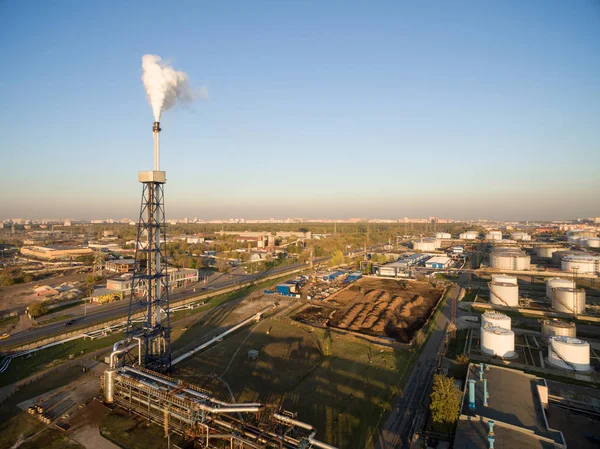 Pohled na velké ropné rafinerie — Stock fotografie