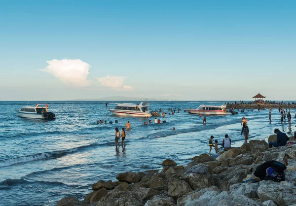 Veel mensen op het strand van Sanur — Stockfoto