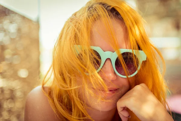 Κόκκινα μαλλιά γυναίκα σε καφέ στην παραλία — Φωτογραφία Αρχείου