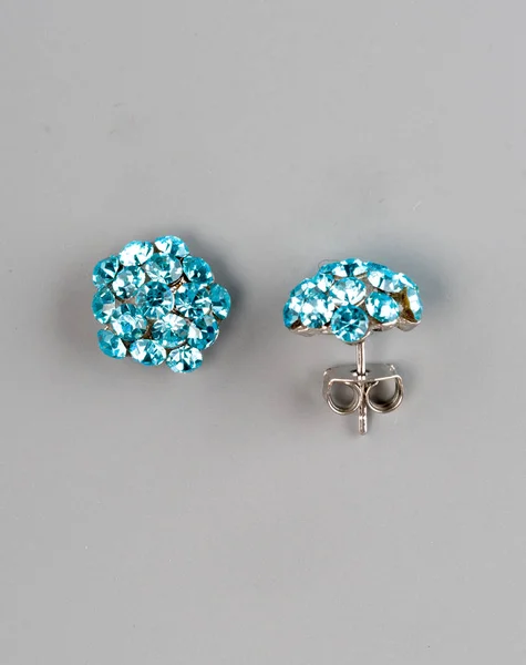 Paar Ohrringe mit Edelsteinen — Stockfoto