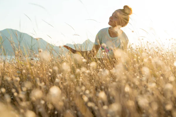 Menina beleza ao ar livre desfrutando da natureza — Fotografia de Stock