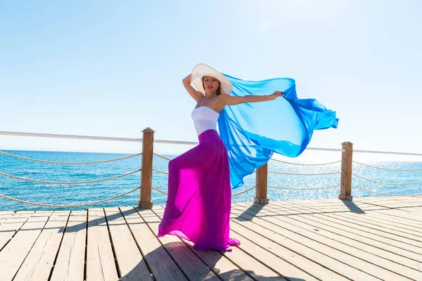 Schöne Frau mit Hut und rosa Rock — Stockfoto