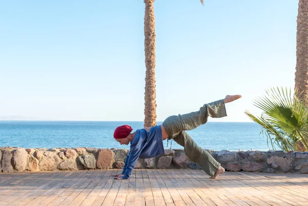 Yoga practice at the pier — Stock Photo, Image