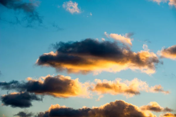 Опухшие и красочные облака заката — стоковое фото