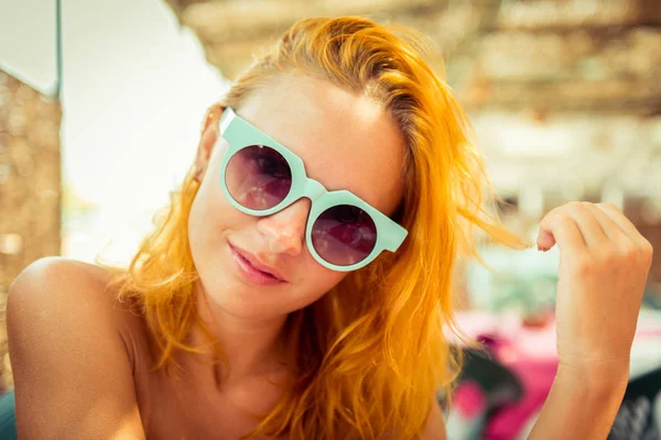 Mulher de cabelos vermelhos no café da praia — Fotografia de Stock