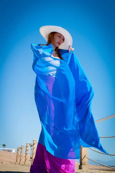 Şapka ve pembe etek giyen güzel kadın — Stok fotoğraf