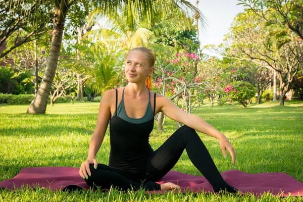 Vrouw doet yoga in de tuin — Stockfoto