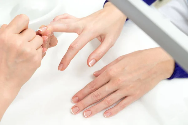 Processo de Manicure francês — Fotografia de Stock