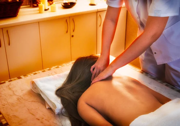 Кавказький жінка стає медичний масаж — стокове фото
