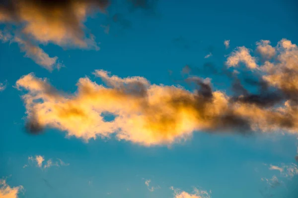 Opuchlé a barevný západ slunce mraky — Stock fotografie
