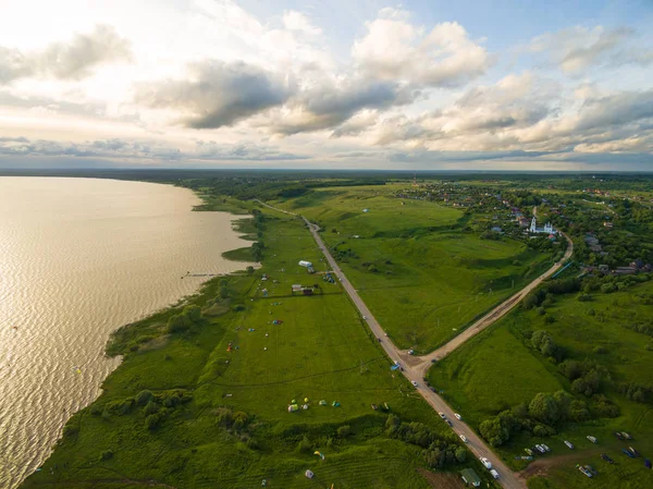 Красивое озеро на закате - вид с воздуха — стоковое фото