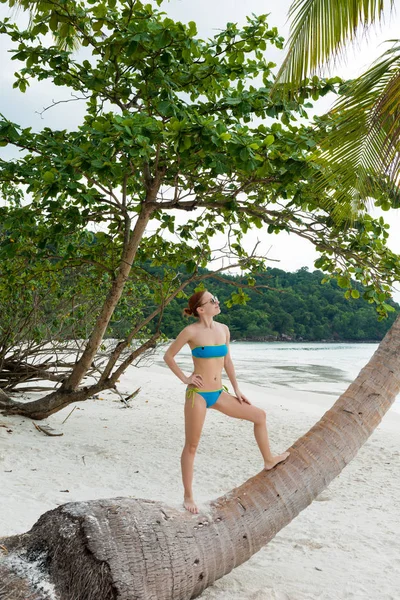 Молодая женщина отдыхает на пляже — стоковое фото