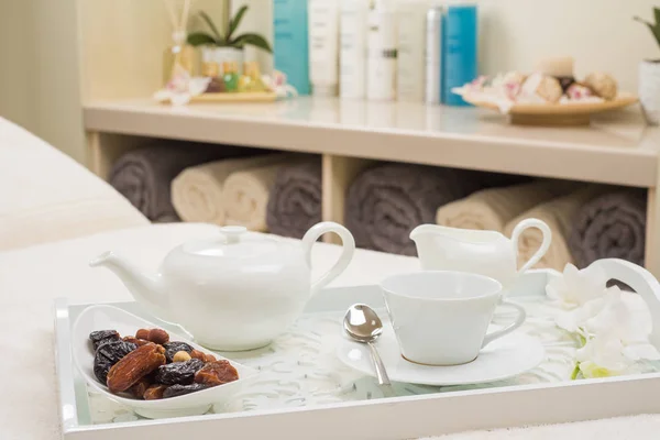 Englisches Tee-Set mit getrockneten Früchten — Stockfoto