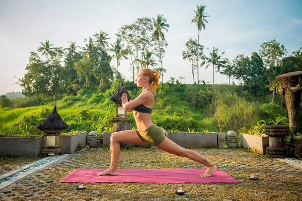 Mladá žena jóga protahování — Stock fotografie