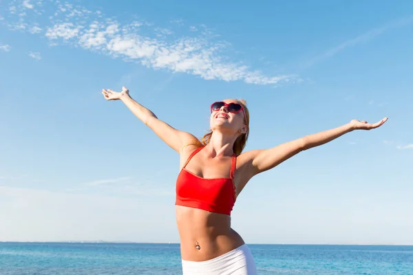 Fröhliche junge Frau am Meer — Stockfoto