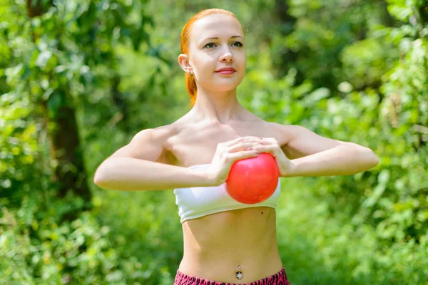 Rote Fitnesstrainerin — Stockfoto