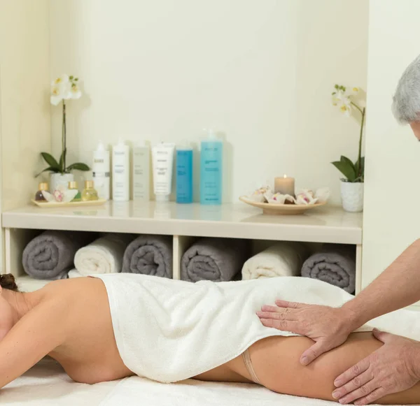 Massage på en kvinna på spasalong — Stockfoto