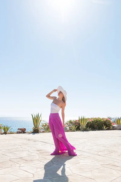 Mulher bonita usando chapéu e saia rosa — Fotografia de Stock