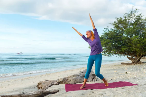 Jeune femme pratiquant le yoga — Photo