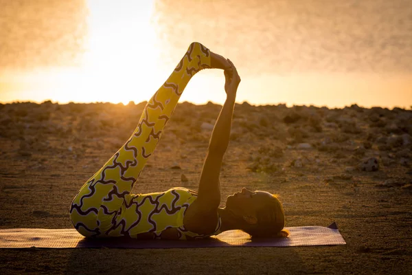 Yoga-Praxis bei Sonnenaufgang — Stockfoto