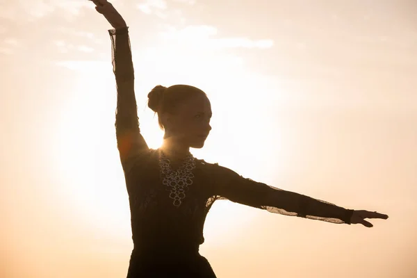 Frau tanzt bei Sonnenaufgang — Stockfoto