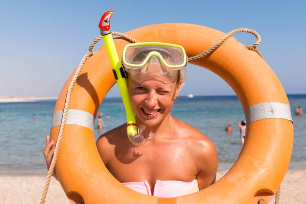 Glad kvinna bär Snorkling mask — Stockfoto