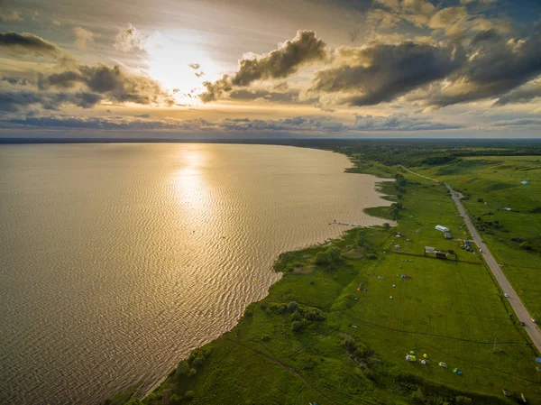 Piękne jezioro o zachodzie słońca - widok z lotu ptaka — Zdjęcie stockowe