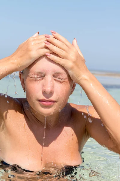 Mujer joven lavándose la cara —  Fotos de Stock