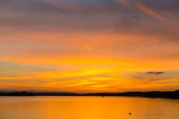 Coucher de soleil incroyable sur le lac — Photo