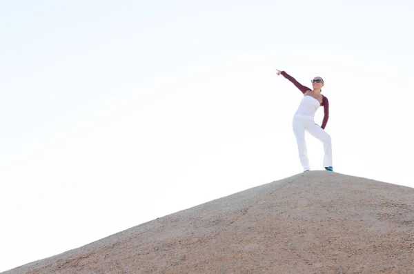 Young woman on top of the mountain — Stock Photo, Image