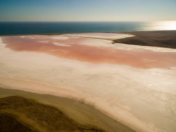 クリミア自治共和国の Koyashskoe のピンク塩の湖 — ストック写真