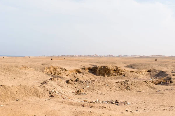 Vuile woestijn met Hotel — Stockfoto