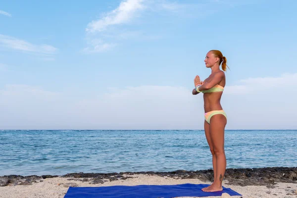 Kvinne som gjør yoga – stockfoto