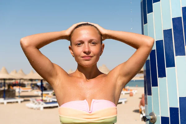 Junge Frau unter der Dusche — Stockfoto