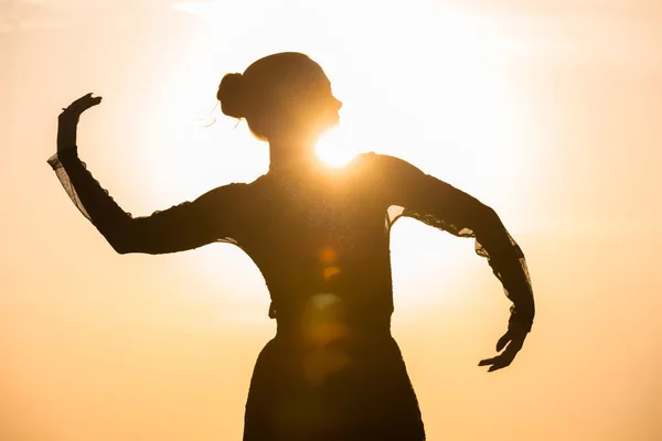 Vrouw dansen bij zonsopgang — Stockfoto