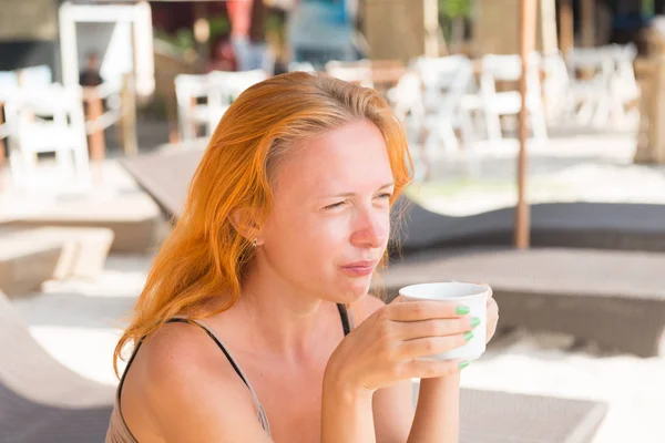 若い女性のビーチでコーヒーを飲んで — ストック写真