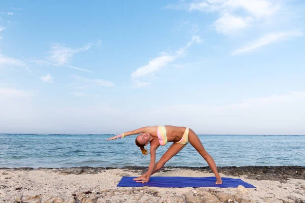Femeie care face yoga — Fotografie, imagine de stoc