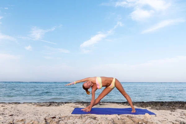 Frau macht Yoga — Stockfoto