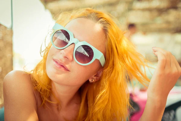 Mulher de cabelos vermelhos no café da praia — Fotografia de Stock